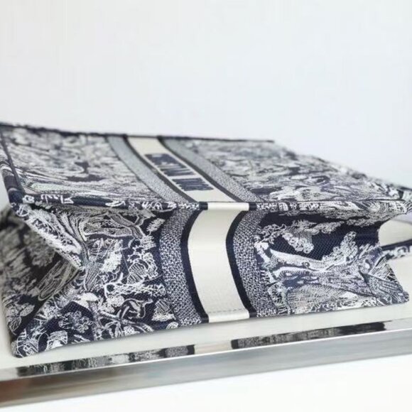 Classic DIOR Bag: A Stylish and Versatile Choice for Elegance - Picture 12 of 15